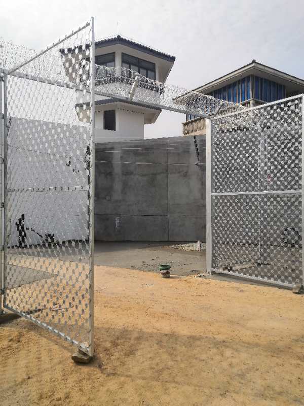 金屬網(wǎng)片隔離柵圖片3