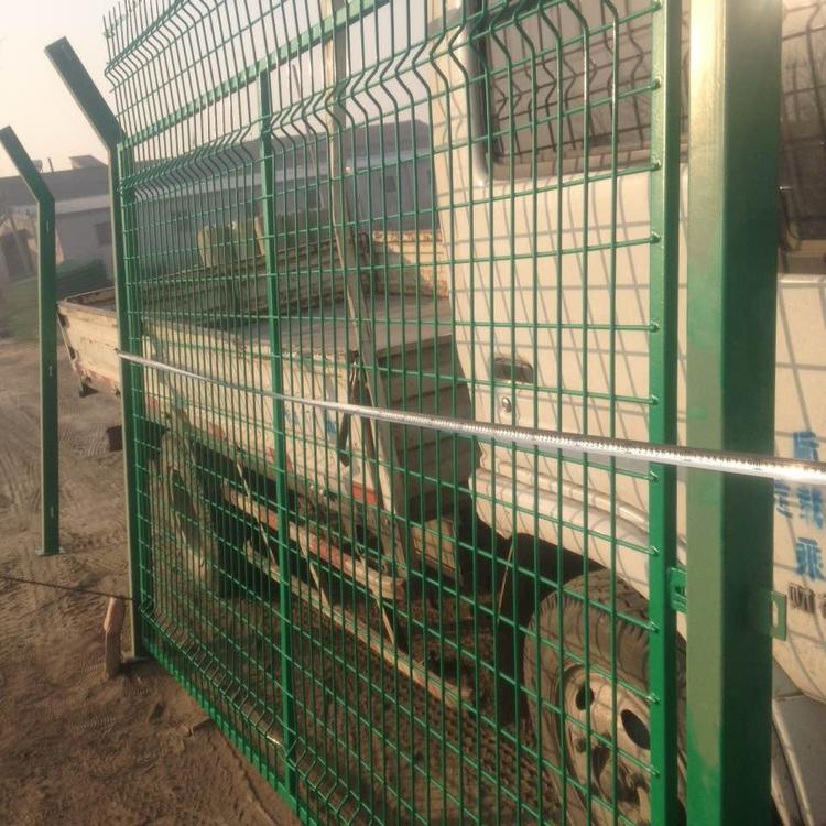 金屬網(wǎng)片隔離柵圖片4