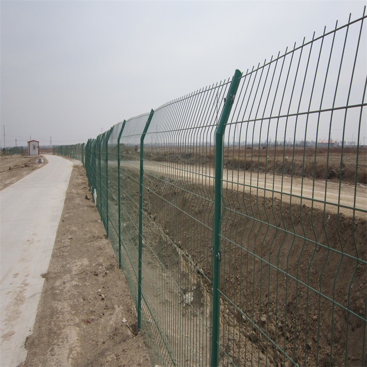 圈地鋼板網(wǎng)護欄