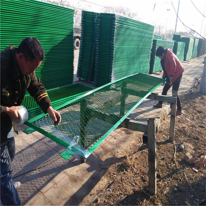 斜方孔高速公路護(hù)欄網(wǎng)圖片2