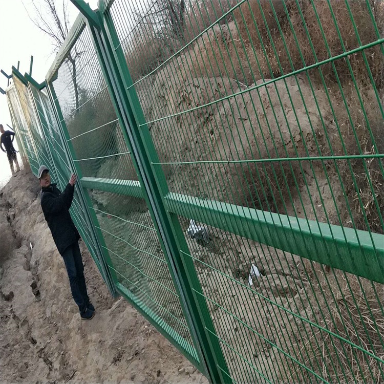 鐵路線路扁鐵防護(hù)柵欄圖片2