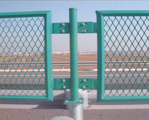 高速防眩網(wǎng)隔離柵圖片4