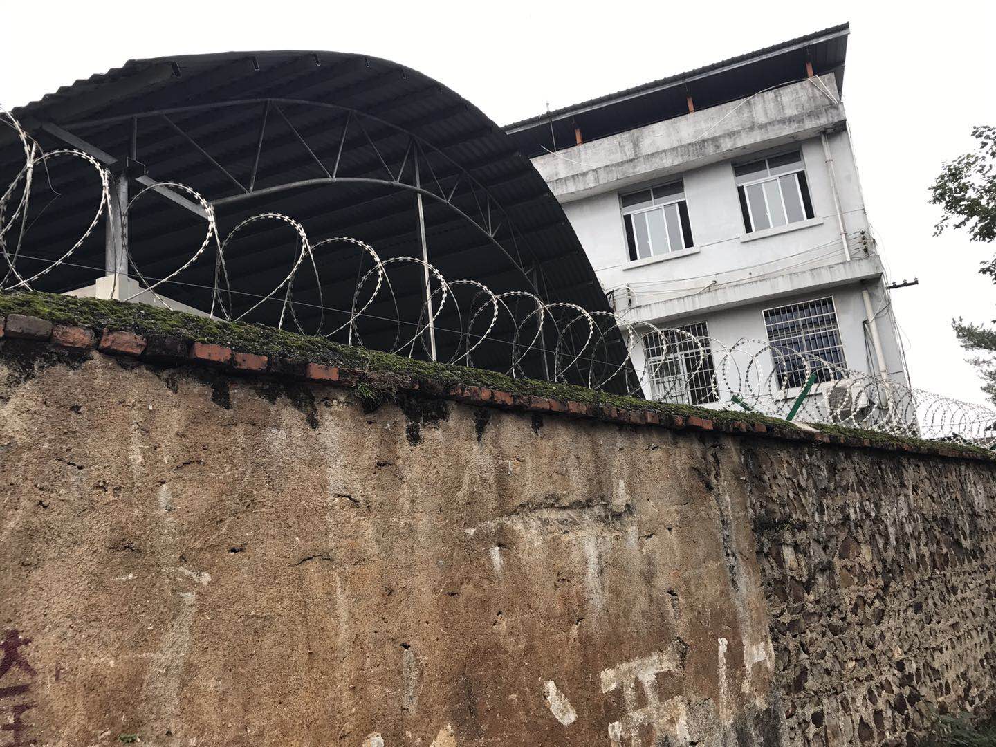 監(jiān)獄圍墻熱鍍鋅刀刺網(wǎng)