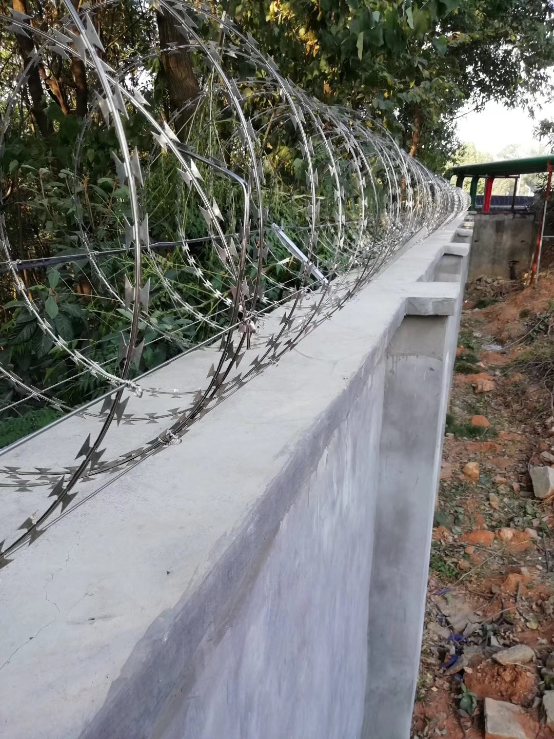 監(jiān)獄圍墻熱鍍鋅刀刺網(wǎng)圖片3