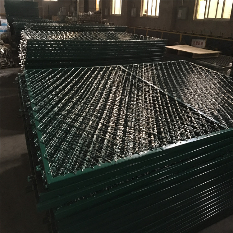 不銹鋼菱形孔焊接刀刺隔離網圖片3