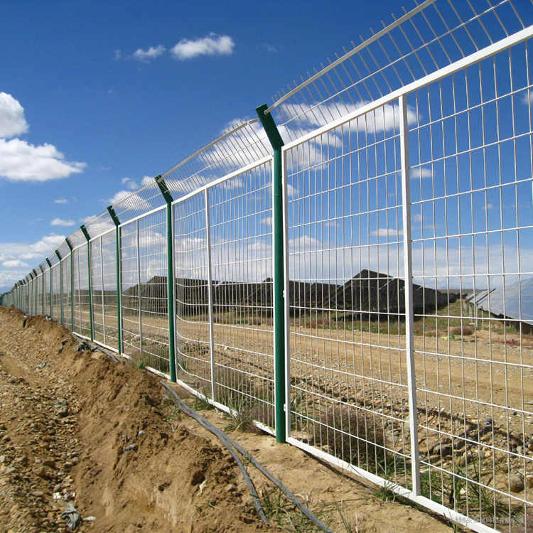 光伏電站隔離圍欄網(wǎng)圖片2